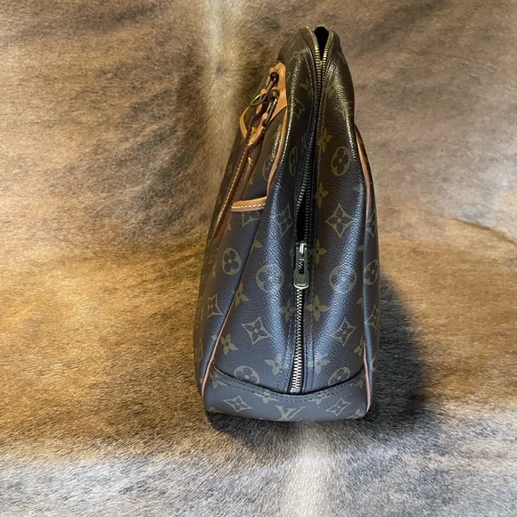 LV Deauville Handbag. Preowned condition. - Picture 3 of 7